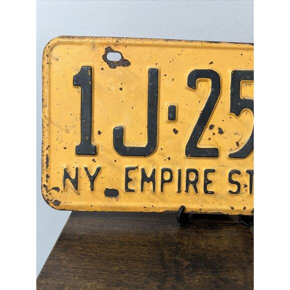 VTG 1962 New York Empire State License Plate YELLOW, 1J•2570 - Picture 2 of 6